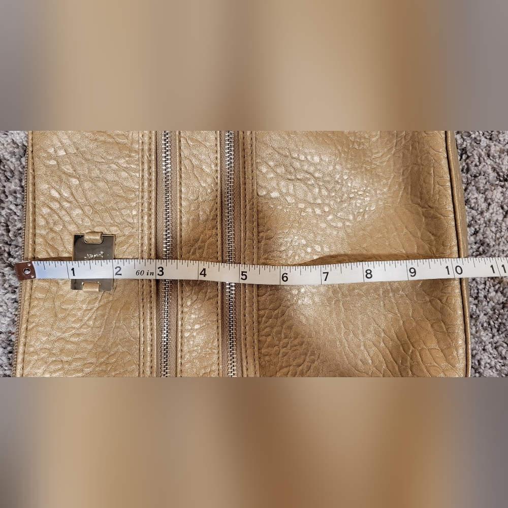S & Co Champagne Crossbody Zip Purse - Picture 4 of 7